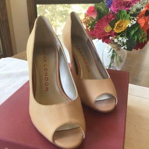 NIB Sacha London Tan Peep Toe Pump Heels